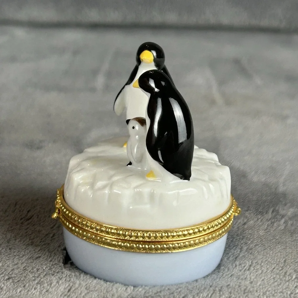Vintage Penguin Family Porcelain Hinged Trinket Box Iceberg Gold Tone Clasp